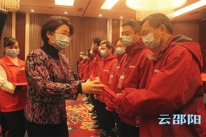 邵阳市向凯旋的医疗队队员颁发“湖南好人”“邵阳好人”证书