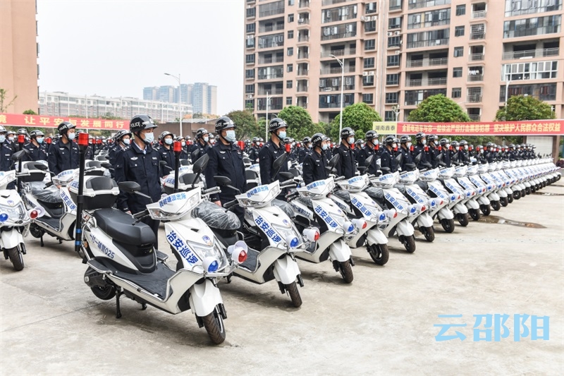武冈市299个村（社区）“一村一辅警”配齐巡逻警车