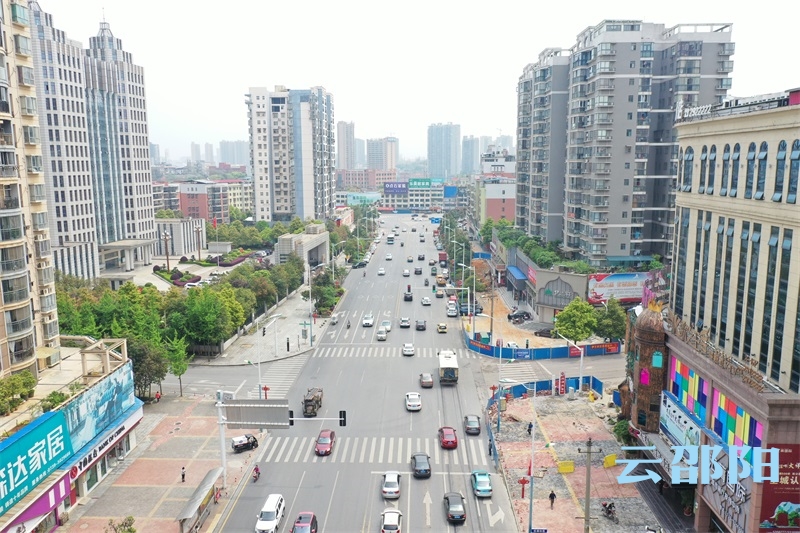 邵阳市区敏州东路人行道改造升级工程加快推进