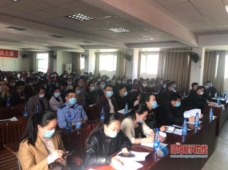 新宁县召开回龙片区校车驾驶员及乘坐校车安全培训会议