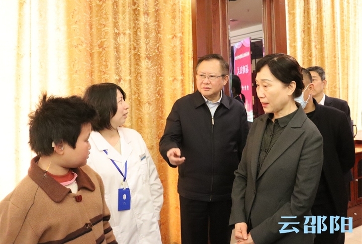 李微微在邵阳县开展“三个一”扶贫行动大回访：发挥委员作用 精准发力啃下“硬骨头”
