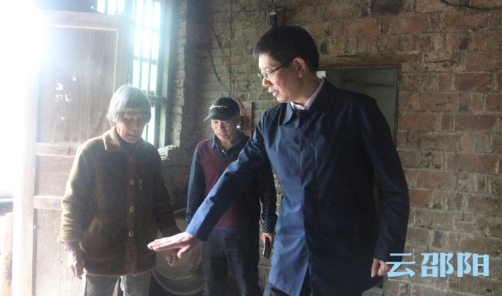 刘事青到隆回县督战农村危房改造和易地扶贫搬迁工作: 确保群众“住得安”“稳得住”