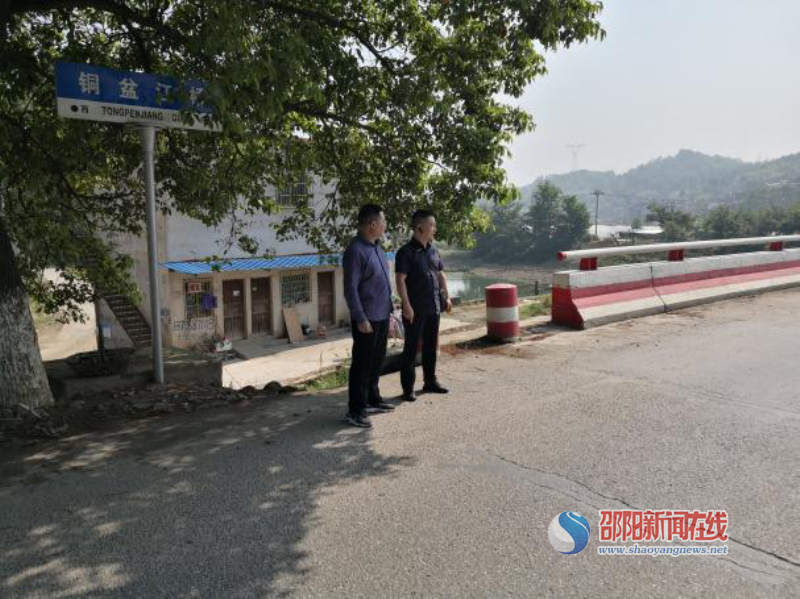 邵阳市公路建养中心督导节日公路保畅工作