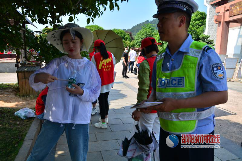 新宁交警携手文明交通志愿者开展“一盔一带”交通安全知识宣传活动