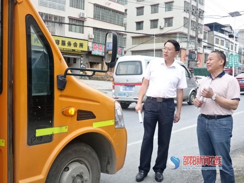 隆回县开展校车安全检查 筑牢校车防疫安全墙
