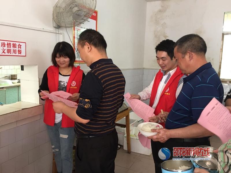武冈市迎春亭街道开展“餐桌文明”志愿宣传活动