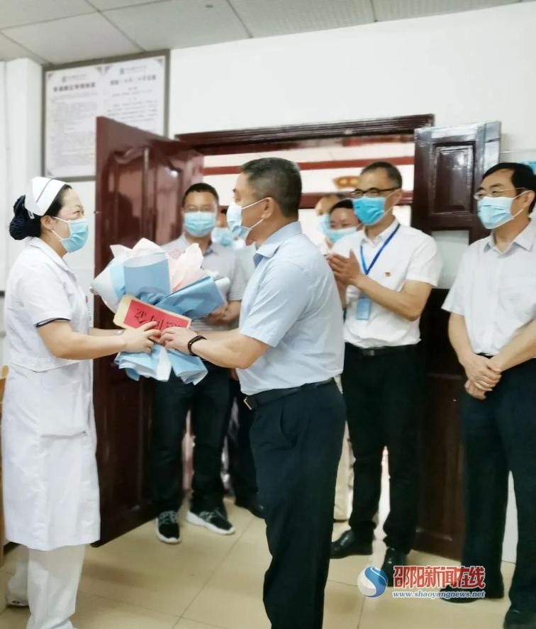 白衣炫五月 ，鲜花赠天使——县领导护士节慰问隆回县中医医院一线护士
