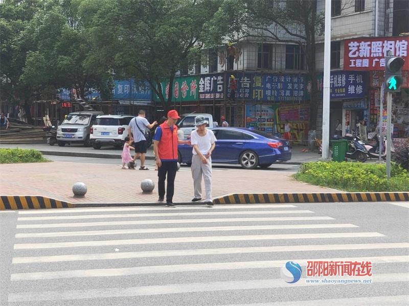 新宁县卫健局开展文明交通劝导志愿服务活动
