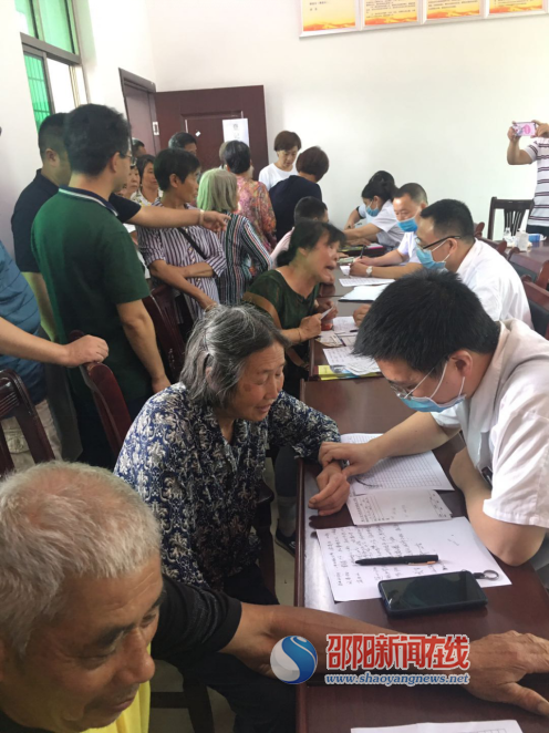 洞口县中医院：下乡义诊惠民生 “七一”慰问暖人心
