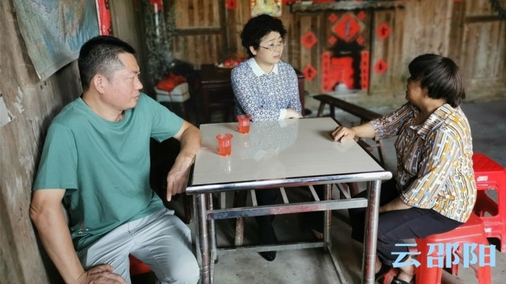 周迎春赴新宁参加市人大代表小组主题活动、调研指导脱贫攻坚工作