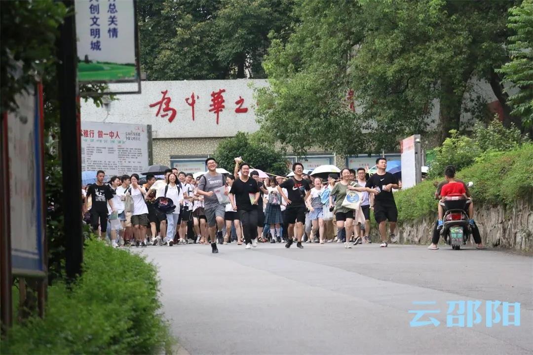 高考结束！邵阳考场外那些动人的瞬间……