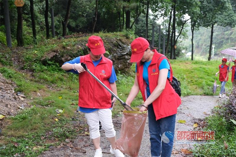 爱护环境  你我同行——新邵县人民医院第三党支部开展志愿服务活动