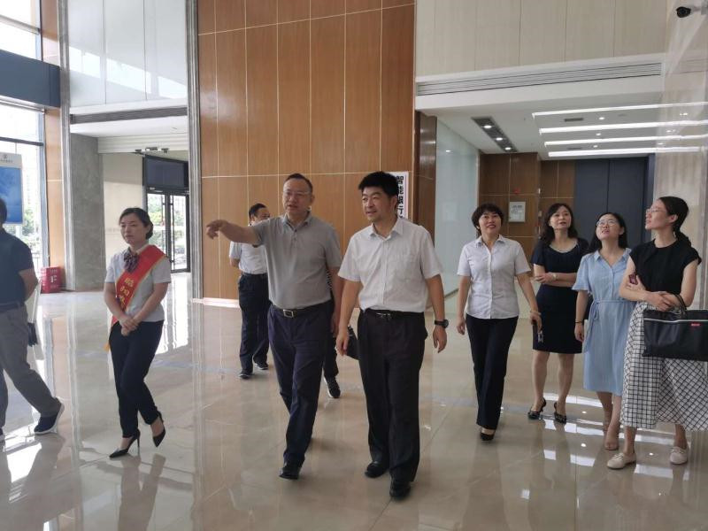 人民银行长沙中心支行罗世乐一行到昭阳农商银行 开展消保工作调研