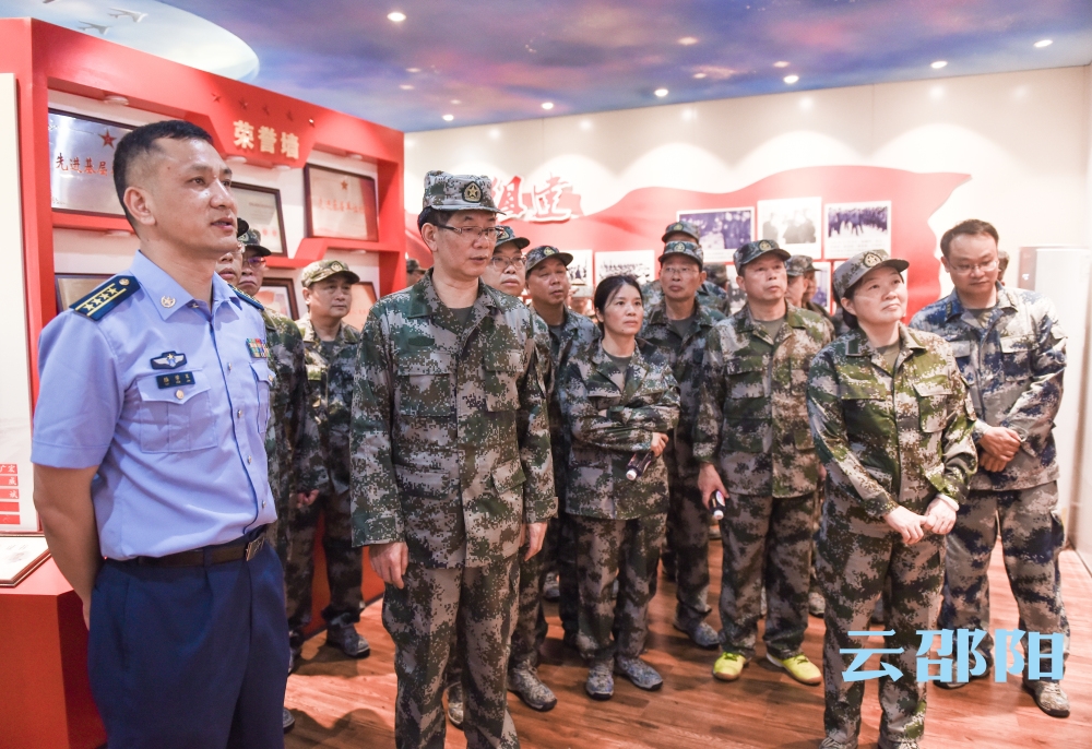 刘事青等市领导集体参加“军事日”活动