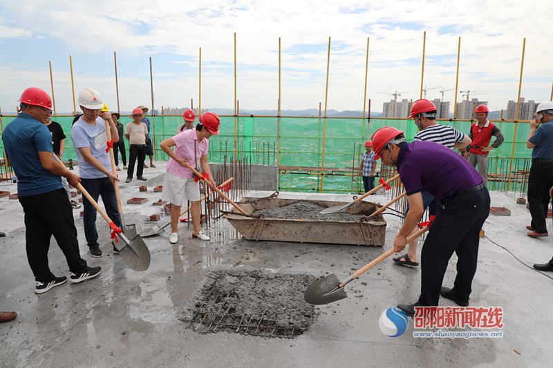 隆回县人民医院新综合住院大楼喜封金顶