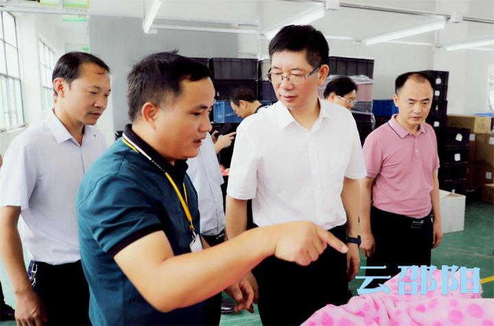 刘事青参加邵阳县市人大代表小组主题活动： 统筹做好稳增长和防风险工作