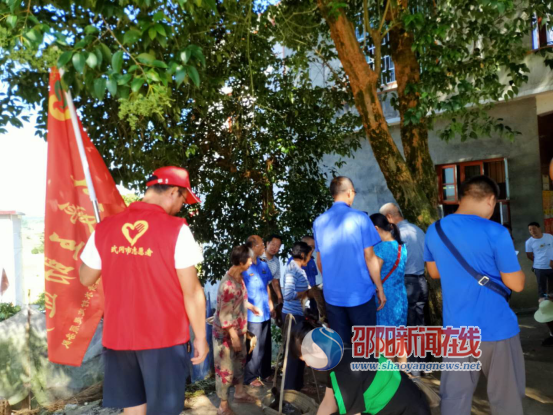 武冈市邓元泰镇：志愿者助力“爱心购”主题党日活动