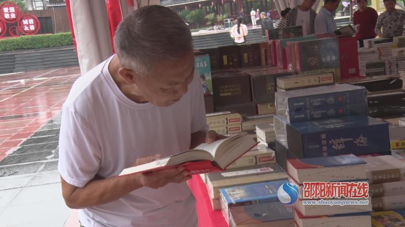 绥宁县图书巡展：市民争相购买 县城书香味浓
