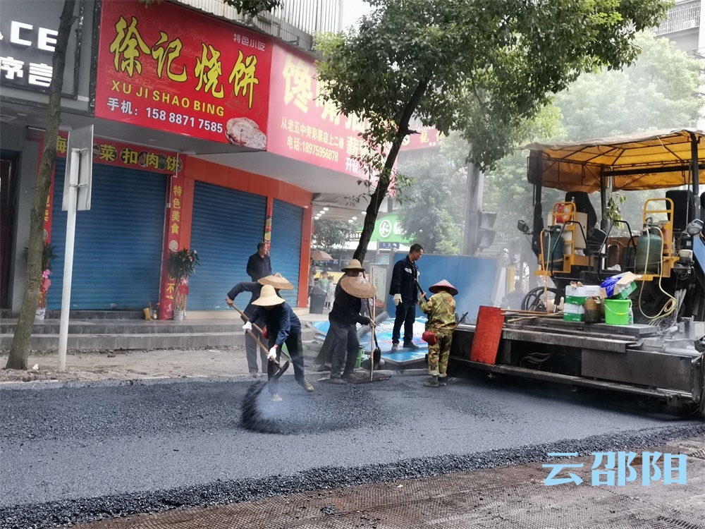 邵阳拍客丨市政工人坚守岗位忙施工
