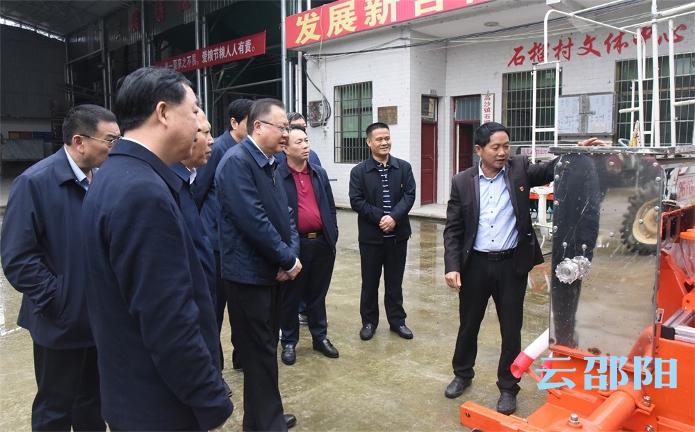 龚文密在洞口县调研脱贫攻坚和中晚稻收割工作：全力以赴确保粮食应收尽收 坚决夺取脱贫攻坚全面胜利