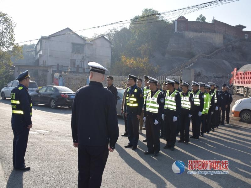 邵阳市交通执法支队联合整治货运车辆超限超载行为