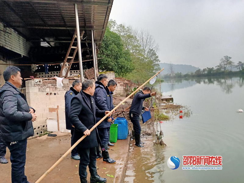 新宁县开展夫夷江流域新寨河地笼网清理专项行动