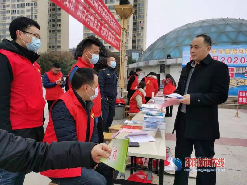 隆回县行政审批服务局开展2020年宪法宣传周系列活动