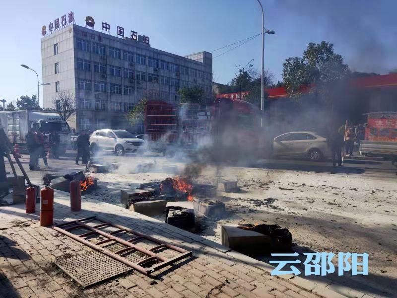 邵阳市区一货车在加油站旁自燃，加油站员工这波操作，满分！