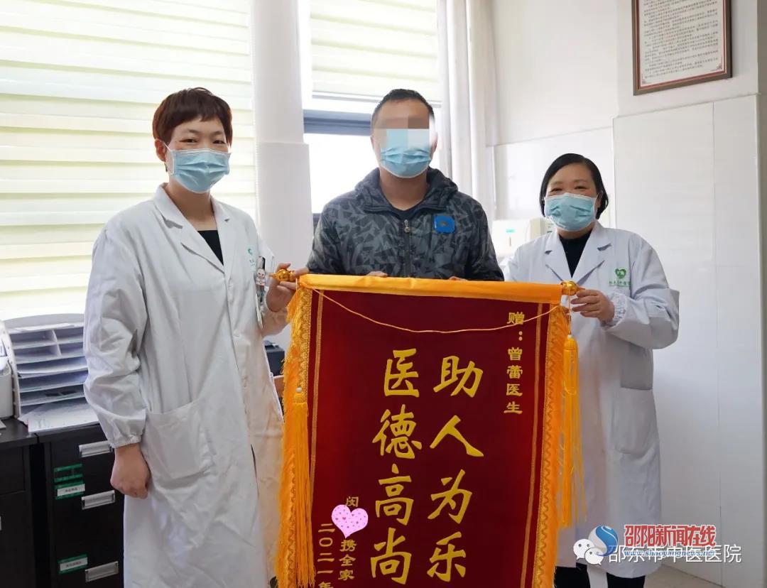 老人摔倒命悬一线 过路医生紧急施救