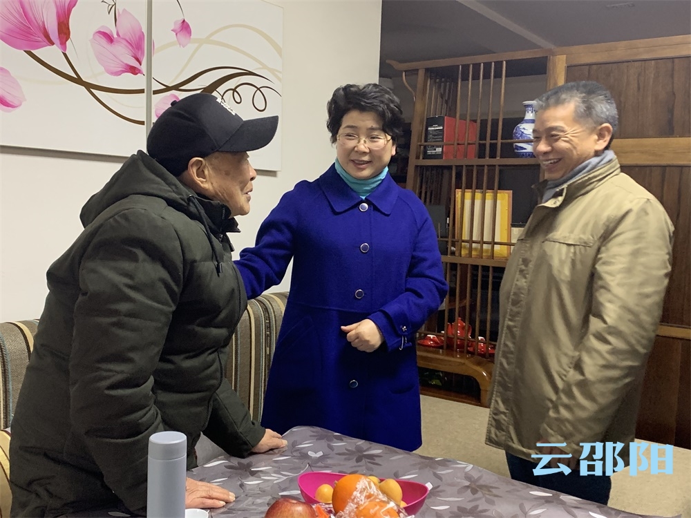 周迎春走访慰问道德模范、困难群众、困难党员