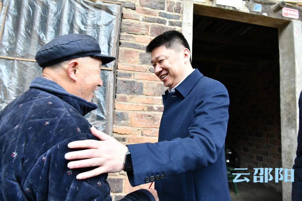 黄劲到新邵县寸石镇和谐村和市麻棉油公司等地慰问困难群众