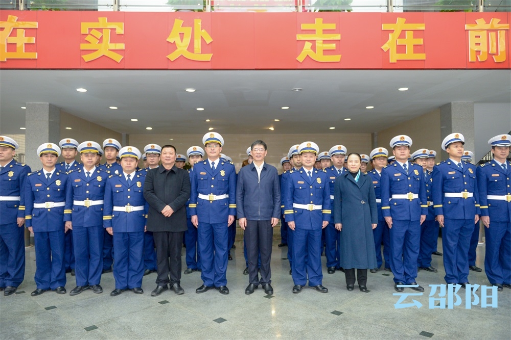 刘事青慰问消防队员、劳动模范、环卫工人和城管执法人员