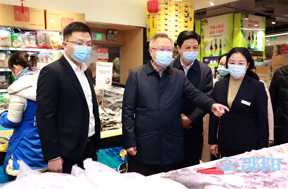 龚文密在市区检查市场供应并慰问企业一线职工
