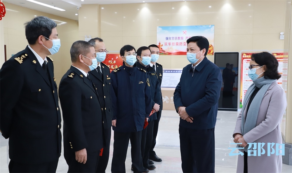 李万千到邵阳海关走访慰问一线工作人员