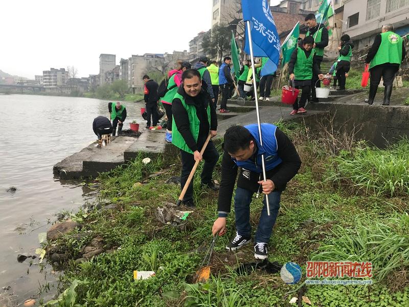 新宁县开展“保护母亲河、清理河道垃圾”学雷锋 志愿服务活动