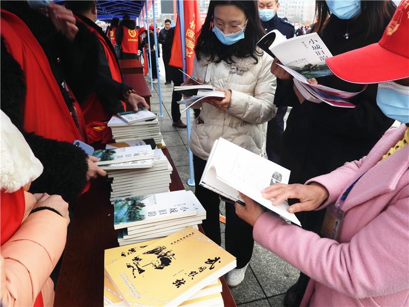 传承雷锋精神：武冈市文旅广体局图书免费送志愿服务活动受欢迎