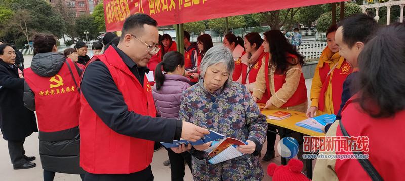 隆回县桃花坪街道举办进社区禁毒宣传志愿服务活动