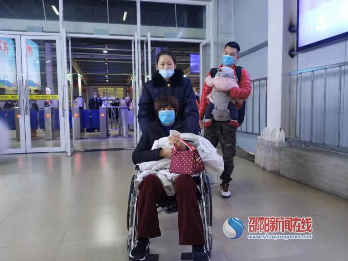 邵阳火车站工作人员为旅客温暖护航