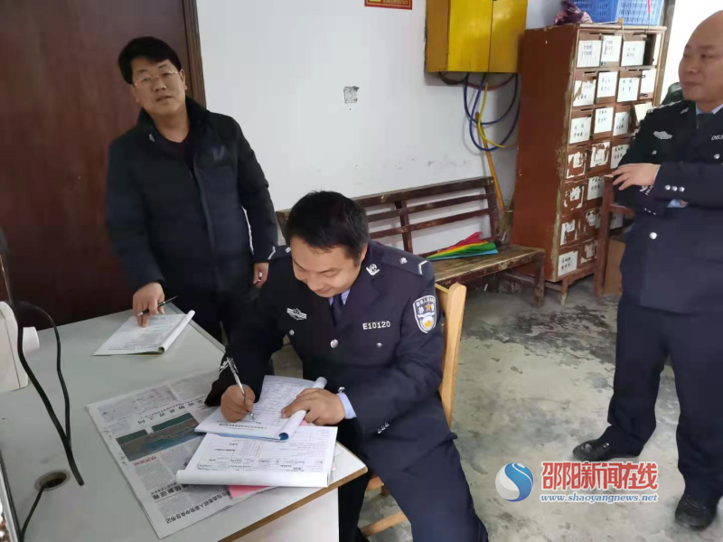 隆回县横板桥镇派出所和镇中心学校联合开展安全检查工作