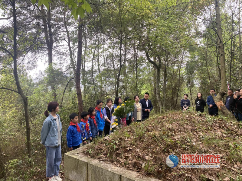 新邵县巨口铺镇：清明祭先烈 丰碑励青春