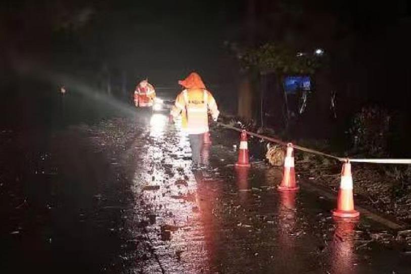 武冈市公路建设养护中心连夜除险确保公路畅通