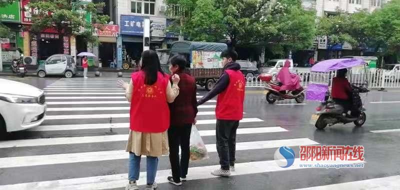 隆回县自来水公司积极开展文明交通劝导志愿服务活动