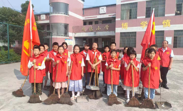 武冈市龙溪镇塘田明德完全小学开展“学史力行 我为群众办实事”乡村环境卫生清扫活动
