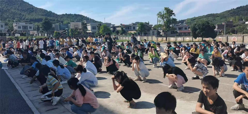 新宁县安山中学开展消防安全疏散演练