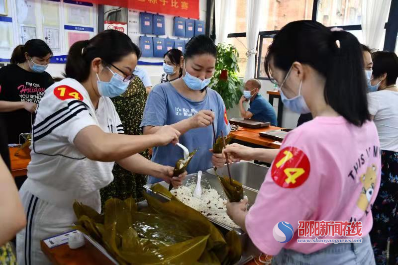 新邵县人民医院举办职工包粽子比赛