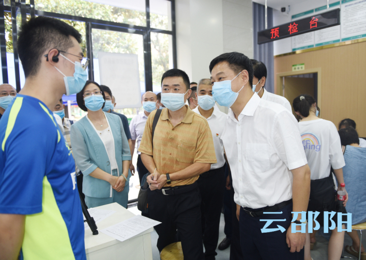 严华在市区调研督导疫情防控工作：坚决巩固来之不易的防疫成果 确保人民群众生命安全和社会大局平安稳定