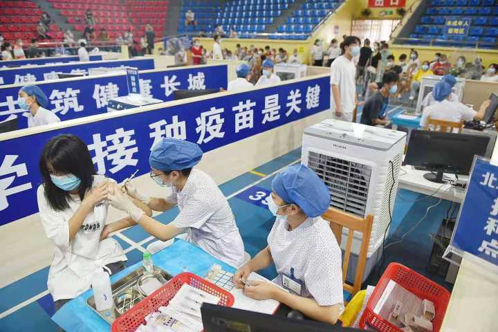 白衣又执甲 : 镜头记录邵医人的抗疫暖心瞬间