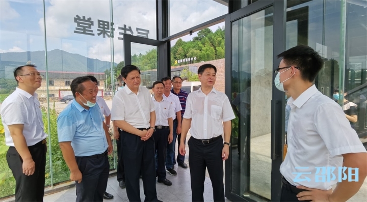 严华在绥宁县调研：坚持生态保护与经济发展相得益彰 让绿色生态成为乡村振兴最美底色