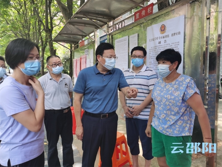 华学健暗访城区公共场所疫情防控工作：全面加快未接种疫苗人员的摸底清查工作