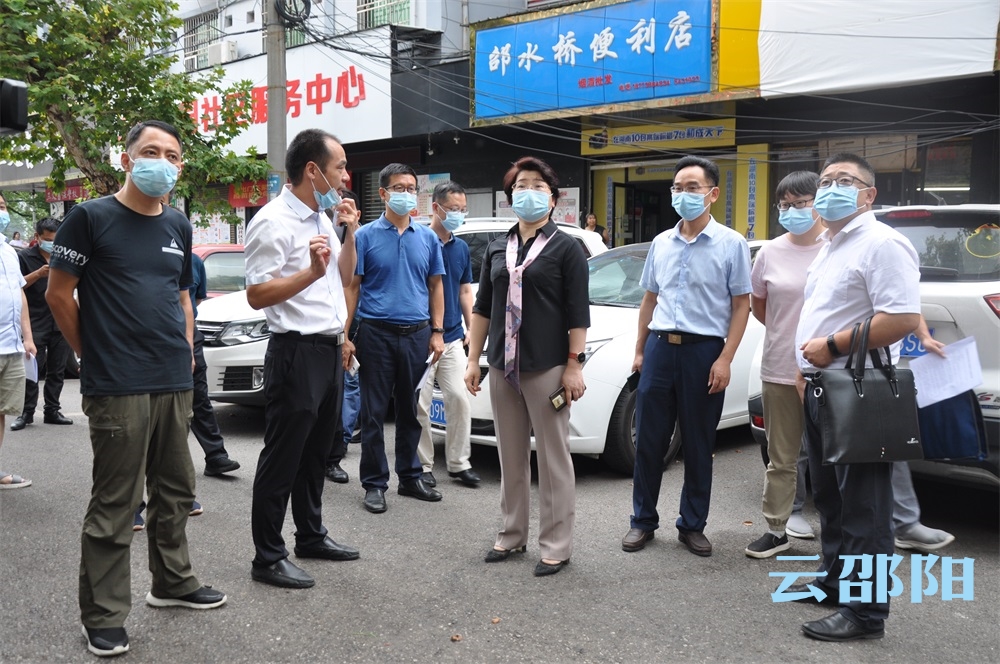 周迎春督导市城区公益宣传工作